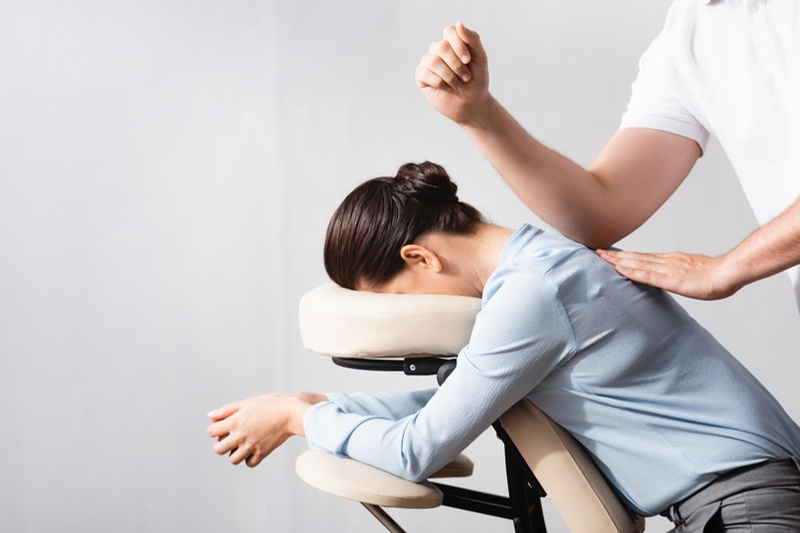Colaboradora a receber massagem em cadeira no local de trabalho