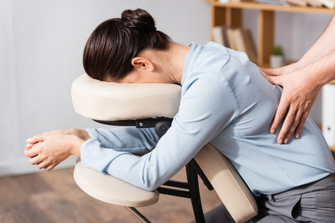 Massagem em cadeira: o que muda no dia a dia da empresa