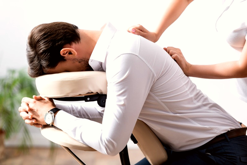 Colaboradora em sessão regular de massagem na empresa