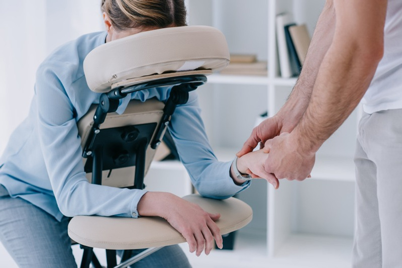 Massagem em cadeira num escritório